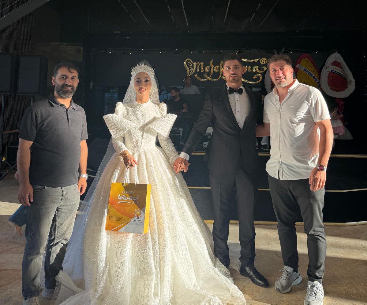 Genç çiftimize bir ömür boyu mutluluklar dileriz.