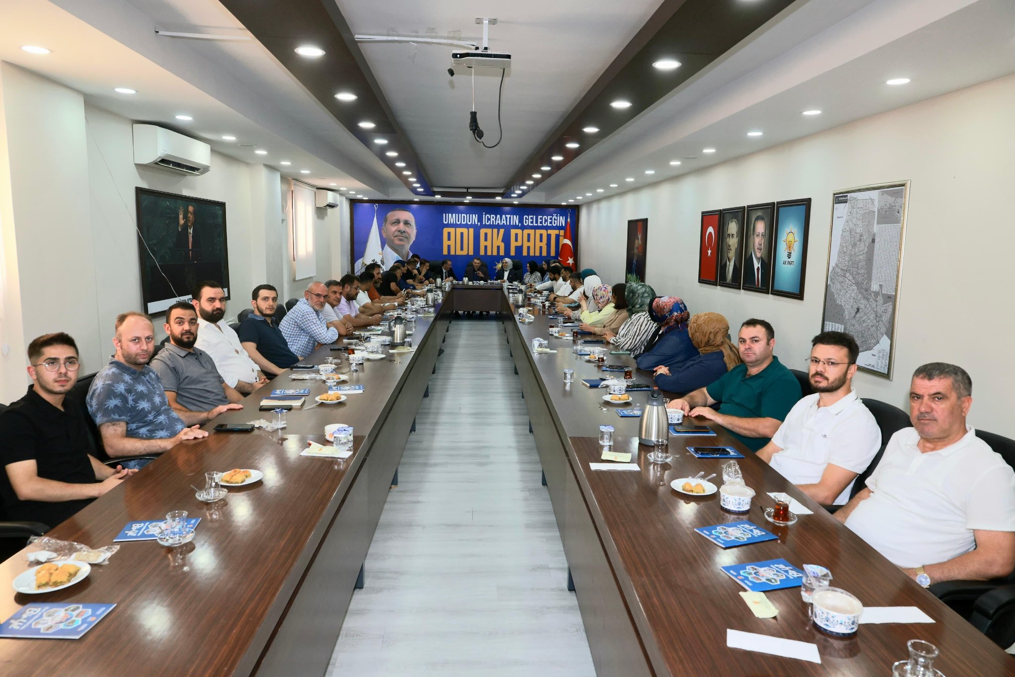 Belediye Başkanımız Sn. Ali Tombaş ve İl Koordinatörümüz Sn. Yurdanur Bika’nın Katılımıyla Haftalık Olağan Yönetim Kurulu Toplantımızı Gerçekleştirdik