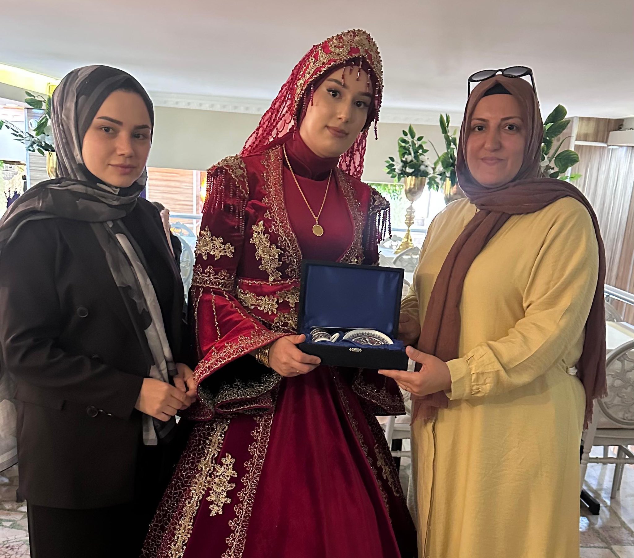 Genç çiftimize bir ömür boyu mutluluklar diliyoruz.