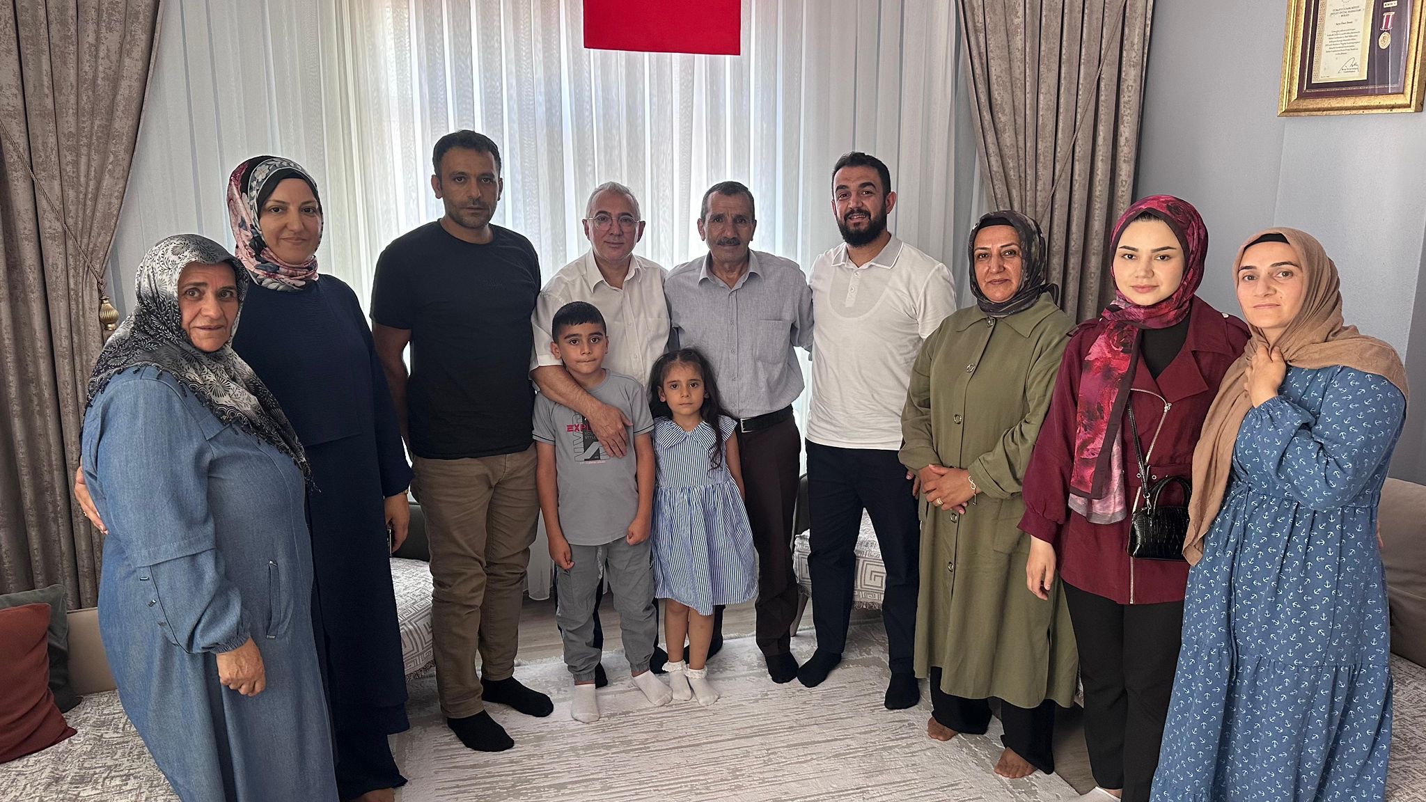 15 Temmuz’da vatanı uğruna canını ortaya koyan kahraman gazilerimizi hanelerinde ziyaret ettik.