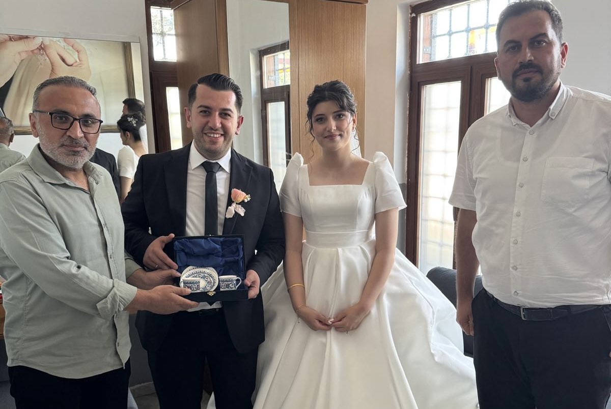 Genç Çiftimize Bir Ömür Boyu Mutluluklar Dileriz