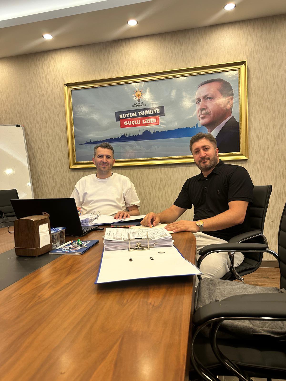 İlçe Başkanımız Sn. Ayhan Üşdi, İstihdam Komisyonu Başkanımız Turgay Kızıltepe ile istihdam alanındaki çalışmalarını sürdürmektedir.